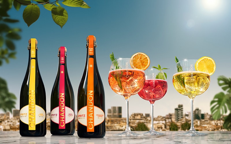 Chandon Spritz: 3 soorten: lemon, berries en orange op een tafel met gevulde glazen ernaast