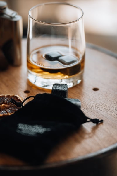 Whisky stenen of een andere oplossing voor een koude en volle whisky?