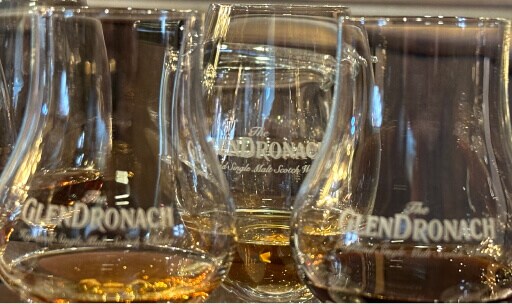 Je ziet 3 whiskyglazen met opdruk Glen Dronach waarin een klein laagje whisky zit
