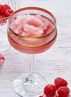 bevroren rose in cocktail glas