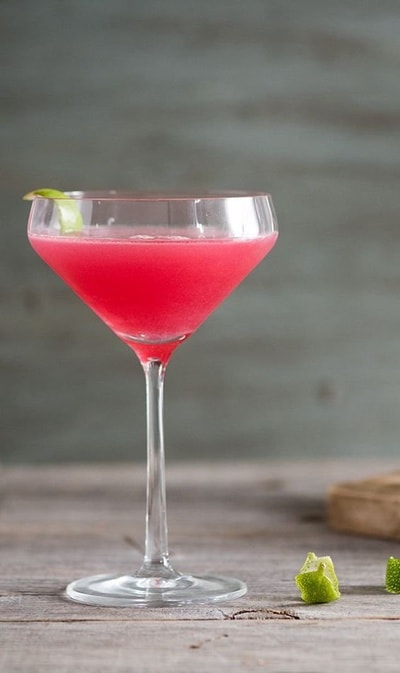 COSMOPOLITAN cocktail in glas
