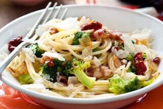 Spaghetti met broccoli en pancetta