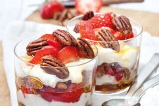 Trifle met mascarpone, aardbeien en pecannoten