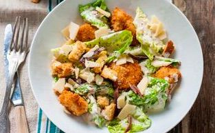 Caesar salad met kip en croutons