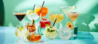 cocktails op een bar met fruit