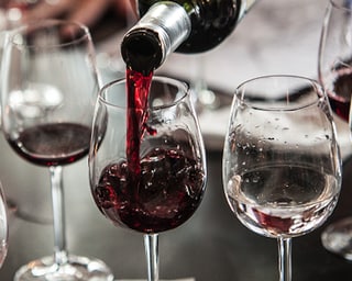 ingeschonken glas rode wijn
